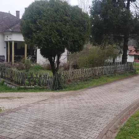 Dina 別荘 ペルチャツ